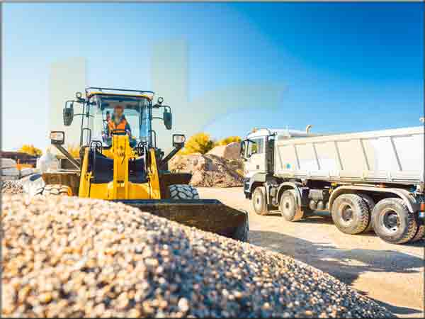 excavadora cargando arido en camion